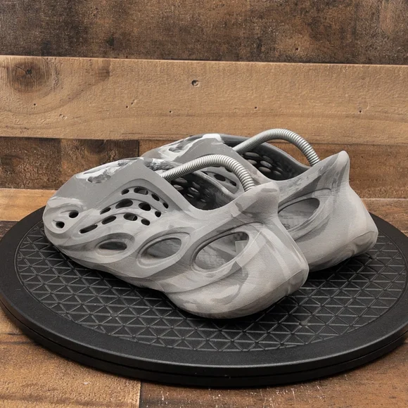 YEEZY FOAM RNNR MX GRANITE MENS ATHLETIC SHOES CASUAL GRAY WHITE ADIDAS SIZE 7 - Picture 6 of 9